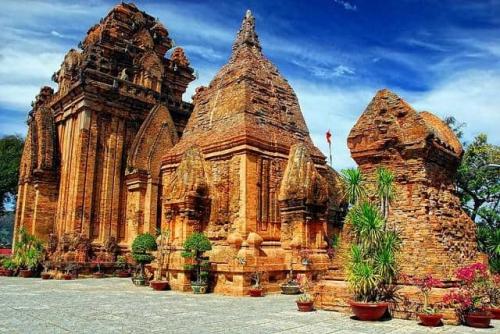 Ponagar tower, Nha Trang welcomes domestic guests