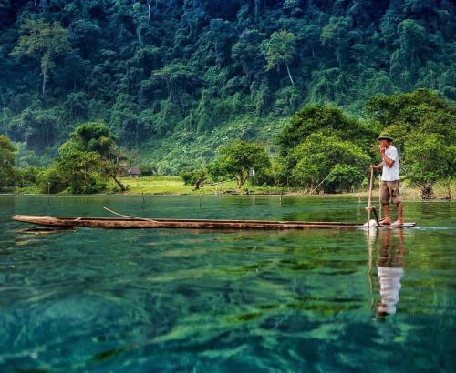 List out the 7 largest freshwater lakes in Vietnam
