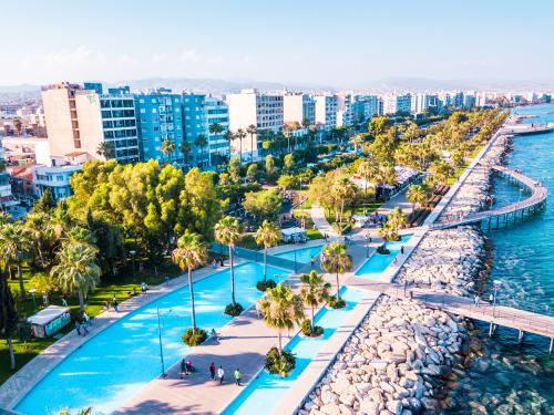 Cyprus is one of 7 countries that have 'broken the border limit' to welcome tourists who have been vaccinated with Covid-19.