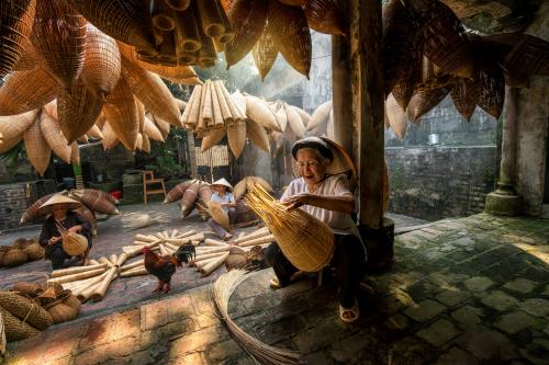 The beautiful moments of labor in traditional craft villages all over the country