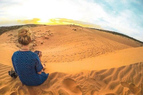 Camel riding, sand skiing and a series of interesting experiences in Mui Ne sand dunes