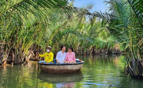 12 hours of eating and playing in Hoi An