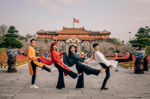 Photo set of ao dai, check in Hue Imperial City with your besties