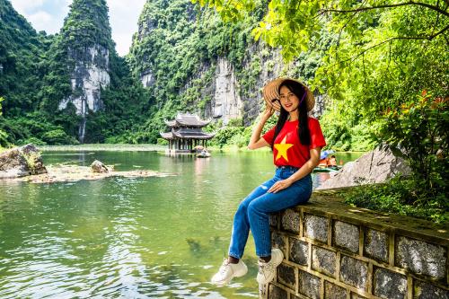 Do you know where the 2 most beautiful temple surrounded by water in the North of Vietnam?