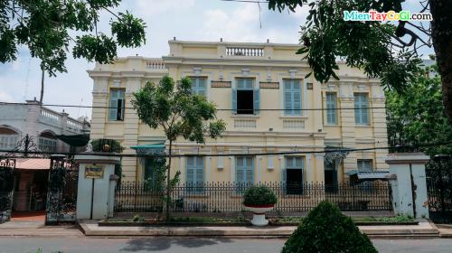 Visiting the Bac Lieu Dasher's house, admiring the famous architecture of the West